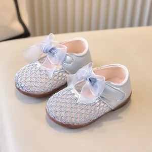Détail de chaussures fille avec maille respirante et nœud élégant en organza