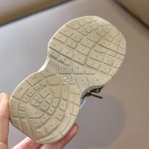 Détail de la semelle beige épaisse pour enfant avec texture antidérapante et marquage taille 23
