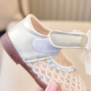 Détail de chaussures Mary Jane pour bébé avec maille respirante et nœud au talon
