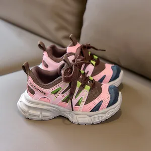 Détail du mesh respirant et de l'imprimé mode sur les baskets pour enfants