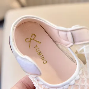 Gros plan détaillé de la doublure rose douce et du logo doré sur les chaussures de princesse