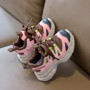 Détail de baskets en mesh pour enfants montrant les empiècements en cuir et la sangle FASHION