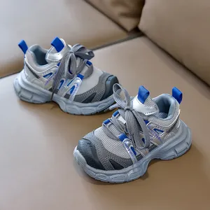 Détail de la tige en maille respirante gris argenté et bleu vif sur baskets pour enfants