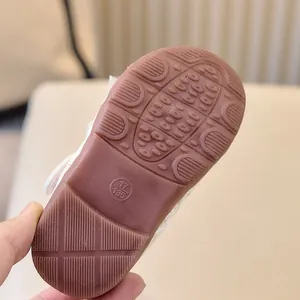 Détail de la semelle antidérapante en caoutchouc avec motifs pour chaussures de bébé