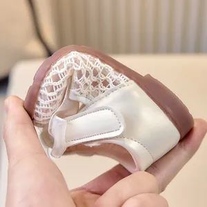 Gros plan sur la semelle souple d'une chaussure d'apprentissage en maille pour bébé