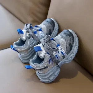 Détail macro de la maille respirante et du cuir gris sur les baskets enfants