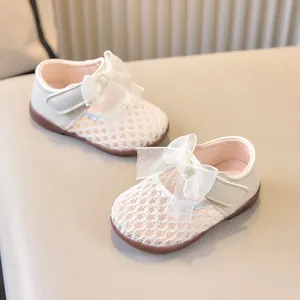 Détail de chaussures d'été pour fille avec maille respirante et décoration de nœud