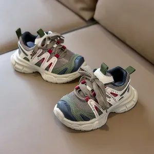 Gros plan de baskets respirantes pour enfants avec design multicolore et semelle épaisse
