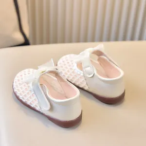 Vue détaillée de chaussures Mary Jane pour bébé fille avec mesh et nœud en satin
