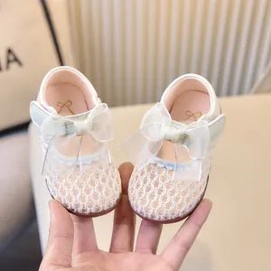 Détail de chaussures bébé princesse avec maille respirante et semelle intérieure rose