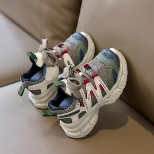 Vue latérale détaillée des baskets pour enfants avec mesh respirant et semelle antidérapante