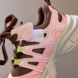 Vue détaillée de la texture mesh respirante et de la bande velcro des baskets enfant