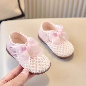 Détail de chaussures bébé roses avec maille respirante et grand nœud en organza