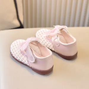 Détail de chaussures Mary Jane roses pour filles avec mesh respirant et noeud