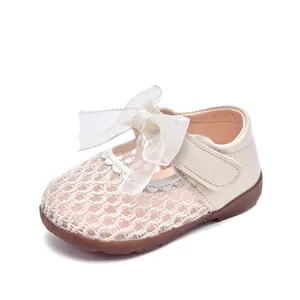 Chaussures Mary Jane bébé fille blanc crème avec maille respirante et grand nœud élégant