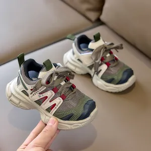 Baskets respirantes pour enfants en mesh gris avec détails verts et semelle épaisse