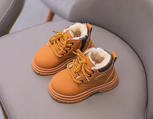 Detail van kinderwinterlaarzen met warme voering van imitatiewol en een rits opzij