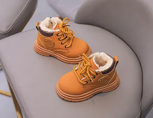 Detailweergave van de gele kinder winterlaarzen met warme witte imitatiebont voering