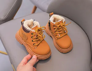 Detail van gele winterlaarzen voor kinderen met warme voering en ritssluiting aan de zijkant