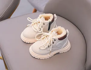 Detailopname van beige winterlaarzen met dikke pluche voering en rits aan de zijkant