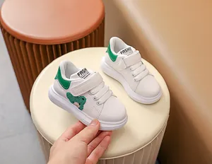 Détails des baskets blanches pour bébé avec broderie dinosaure vert et velcro
