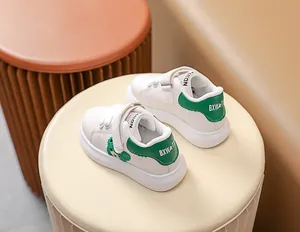Détails de baskets blanches pour bébé avec ours vert et fermeture velcro pratique