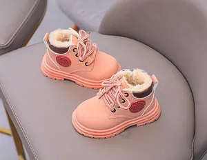 Detail van roze winterlaarzen voor kinderen met warme voering van imitatiebont