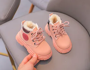 Detail van roze winterlaarzen voor kinderen met warme voering en ritssluiting