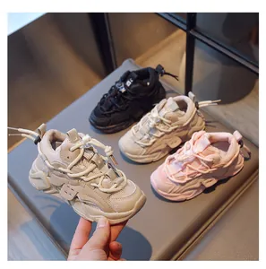 Detailansicht der Kinder-Sportschuhe mit Netzeinsatz, dicker Sohle und Kordelzugverschluss