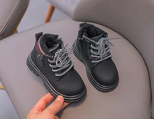 Detail van zwarte kinderlaarzen met warme voering van imitatiebont en zijrits voor grip