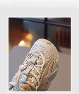 Nahaufnahme der Kinder-Sportschuhe mit elastischen Schnürsenkeln und atmungsaktivem Netz