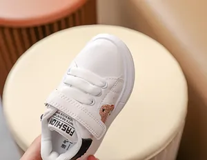 Détails de baskets blanches pour bébé avec broderie ours et fermeture à bride auto-agrippante