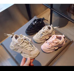 Sammlung von atmungsaktiven Kinder-Sneakern aus Mesh und Leder in vier Trendfarben