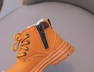 Detailweergave van kinderstiefels met ritssluiting en warme voering van imitatiebont