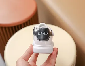 Détail de baskets blanches pour bébé avec talon noir à motifs d'étoiles et semelle épaisse