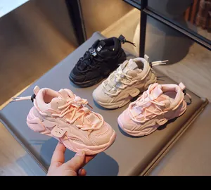 Detaillierte Ansicht der Kinder-Sneaker aus Mesh und Leder mit rutschfester Gummisohle