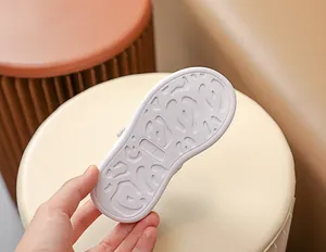 Détail de la semelle de chaussure bébé taille 23 avec texture antidérapante blanche