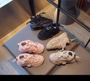 Draufsicht auf atmungsaktive Mesh-Kindersneaker in Schwarz Rosa und Beigetönen