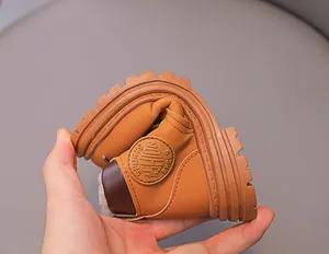 Detailopname van de flexibele zool en de warme voering van deze kinderlaarzen