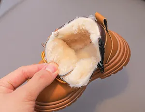 Detail van winterlaarzen voor kinderen met dikke imitatiebontvoering en handige rits opzij