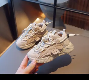 Details von Kinder-Chunky-Sneakern mit Mesh-Einsätzen und praktischem Schnürverschluss