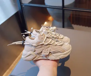 Detailansicht beige Kinder-Sportschuhe mit atmungsaktivem Mesh und rutschfester dicker Sohle
