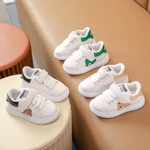 Baskets Blanches pour Enfants Garçons Filles Ours Broderie Semelle Souple Chaussures Décontractées Velcro Cuir PU