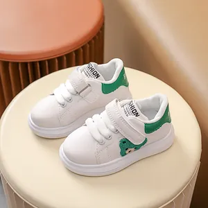 Baskets blanches pour bébés avec ours en paillettes vertes et fermeture velcro