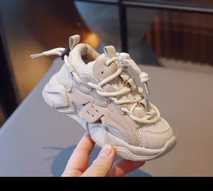Detail des atmungsaktiven Doppel-Mesh-Obermaterials und Kordelstoppers an Kinderschuhen