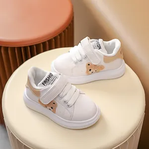 Baskets blanches pour bébés avec écusson ours en peluche et sangles velcro souples