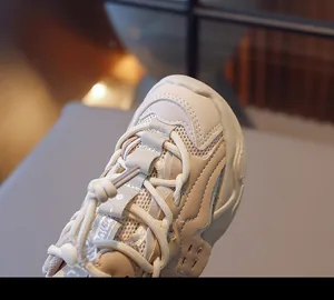 Nahaufnahme der Kinder-Laufschuhe mit atmungsaktivem Mesh und Kordelzugverschluss