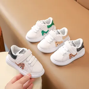 Baskets blanches pour tout-petits avec broderie ours et fermeture à velcro