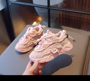 Seitenansicht der rosa Kinder-Sneaker mit atmungsaktivem Mesh und Schnellverschluss