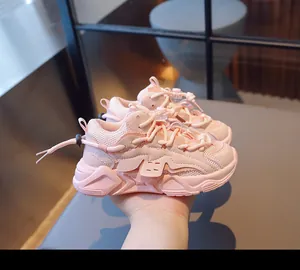 Detailsicht der rosa Kinder-Chunky-Sneaker mit atmungsaktivem Mesh und Kordelzug